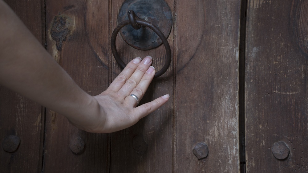 Круг мои двери открыты. Кольцо для стучания в дверь. Рука стучит в дверь. Женщина стучится в дверь. Женская рука стучит в дверь.